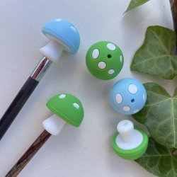 Bl, grnne, lyserde og orange paddehatte