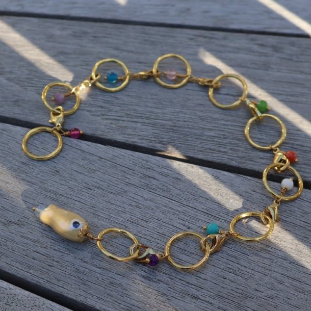 Justrbar FLERFARVET Strikkefisk med cremefarvet fisk