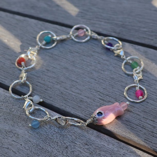 Justrbar FLERFARVET strikkefisk med lyserd fisk