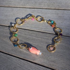 Justrbar FLERFARVET Strikkefisk  med lyserd fisk