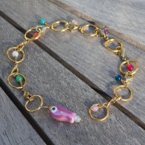 Justrbar FLERFARVET Strikkefisk med lilla fisk