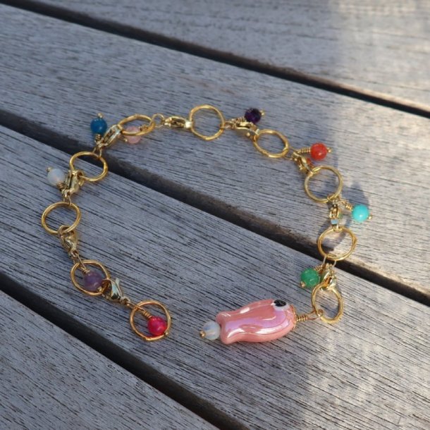 Justrbar FLERFARVET Strikkefisk med lyserd fisk